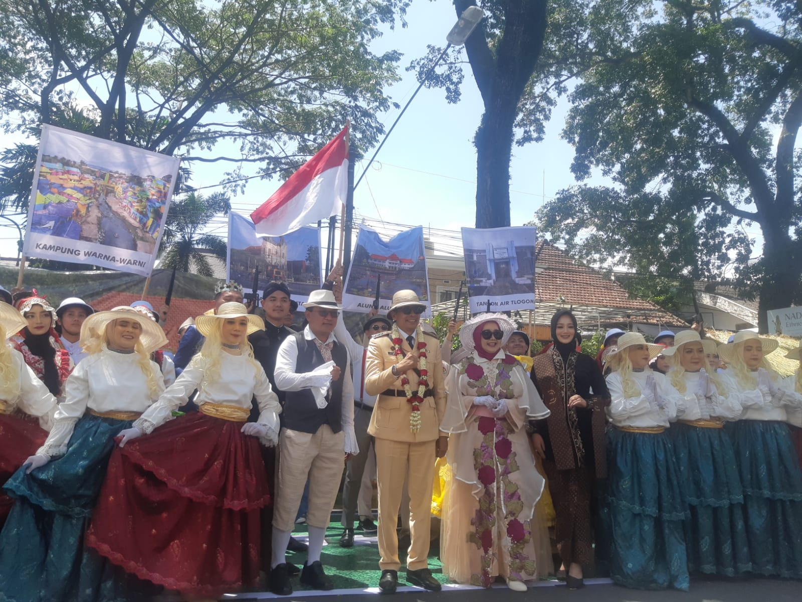 Pj Wali Kota Malang, Wahyu Hidayat berfoto bersama peserta pawai. (Foto/M Sholeh)