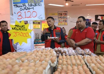 Pj Wali Kota Malang Wahyu Hidayat saat sidak pasar bersama TPID di salah satu pasar modern. Foro / dok Prokopim Setda Kota Malang
