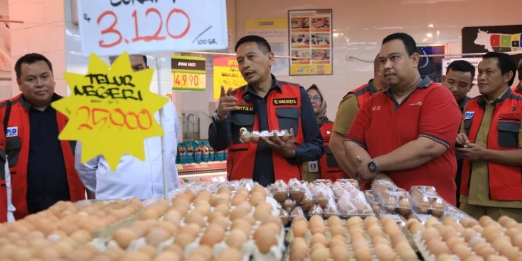 Pj Wali Kota Malang Wahyu Hidayat saat sidak pasar bersama TPID di salah satu pasar modern. Foro / dok Prokopim Setda Kota Malang