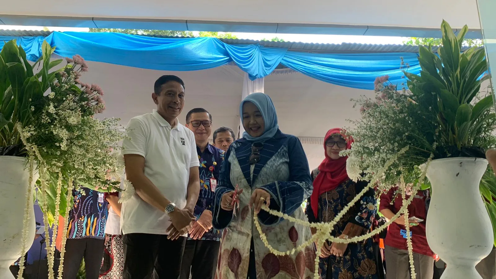 Pj Wali Kota Malang Wahyu Hidayat (baju putih) bersama jajaran saat meresmikan gedung Puskesmas Cisadea. Foto / Feni Yusnia