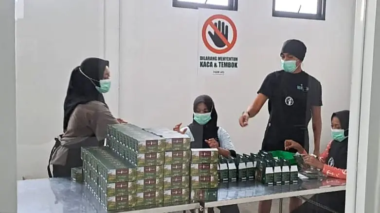 Proses pengepakan Apel Celup yang sudah terstandarisasi. Foto: Azmy