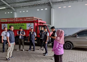 Petugas Polres Batu saat melakukan sidak ke pangkalan agen elpiji. Foto: Polres Batu