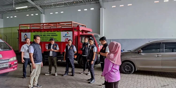Petugas Polres Batu saat melakukan sidak ke pangkalan agen elpiji. Foto: Polres Batu