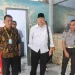 Rendra Kresna (baju putih) saat keluar dari Lapas Kelas I Surabaya. Foto: Kemenkumham Jatim