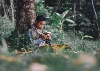 Ilustrasi seorang pria tengah membaca al quran usai beribadah. Foto / pixabay