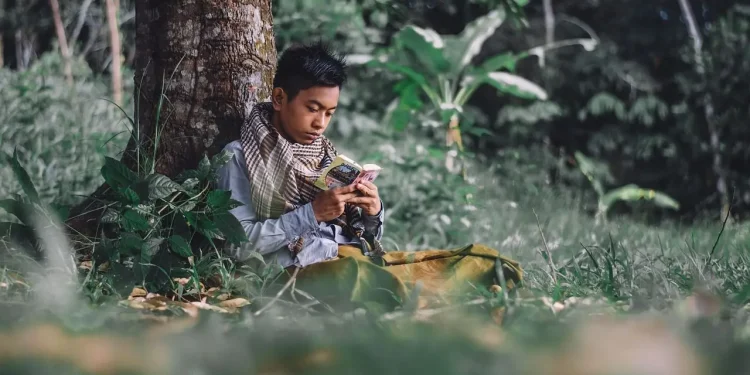 Ilustrasi seorang pria tengah membaca al quran usai beribadah. Foto / pixabay