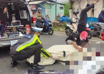 Petugas mengevakuasi jenazah korban. Foto: dok. Relawan