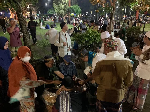 Setelah selesai salat witir, para jemaah menikmati aneka macam jajanan di Alun-Alun Merdeka, Kota Malang. Foto/Irham Thoriq