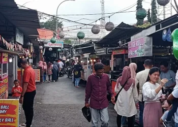 Situasi keramaian di Alun-Alun Kota Batu di hari ke-4 Lebaran 2024. Foto: Azmy