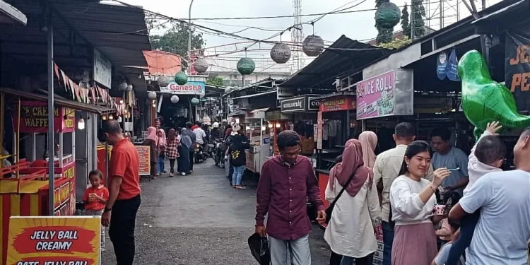 Situasi keramaian di Alun-Alun Kota Batu di hari ke-4 Lebaran 2024. Foto: Azmy