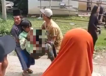 Korban pembacokan digotong oleh warga. Foto: tangkapan layar video warga