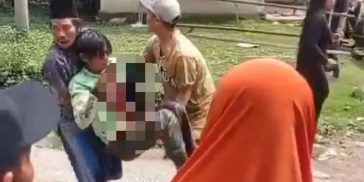 Korban pembacokan digotong oleh warga. Foto: tangkapan layar video warga