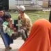 Korban pembacokan digotong oleh warga. Foto: tangkapan layar video warga