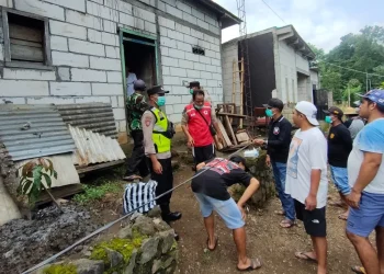 Evakuasi pemindahan jenazah seorang ayah di Kota Batu yang dimakamkan di ruangan kamar oleh anaknya. Belum lama ini ramai anak makamkan ayah di rumah. Foto: Polres Batu