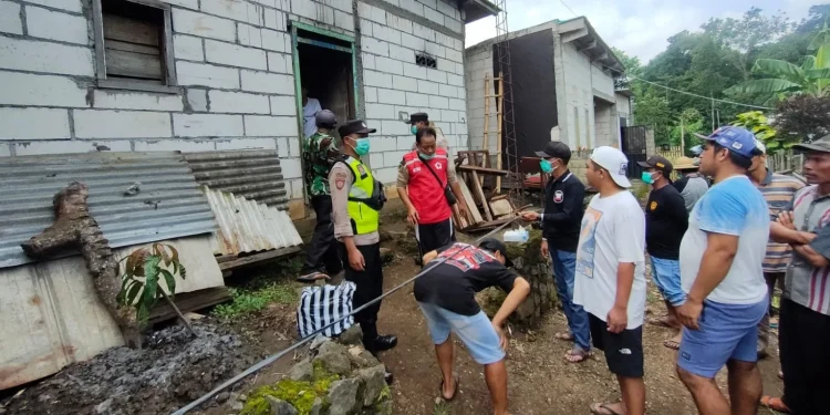 Evakuasi pemindahan jenazah seorang ayah di Kota Batu yang dimakamkan di ruangan kamar oleh anaknya. Belum lama ini ramai anak makamkan ayah di rumah. Foto: Polres Batu