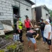 Evakuasi pemindahan jenazah seorang ayah di Kota Batu yang dimakamkan di ruangan kamar oleh anaknya. Belum lama ini ramai anak makamkan ayah di rumah. Foto: Polres Batu