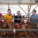 Pj Wali Kota Batu, Aries Agung Paewai, saat mengunjungi peternak ayam di Desa Tlekung dalam rangka mengatasi meroketnya harga telur jelang Lebaran 2024. Foto: Prokopim KWB