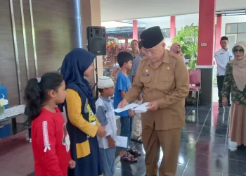 Bupati Malang, Sanusi memberikan bantuan sosial bagi anak-anak yatim di Wagir. Foto: Aisyah Nawangsari Putri