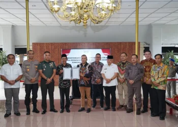 Bupati Malang, Sanusi hadiri penandatanganan piagam perdamaian antara perwakilan petani dengan pihak PTPN I Regional 5 di Pendopo Kabupaten Malang, hari Kamis (4/4/2024)/Foto: Dok. Pemkab Malang