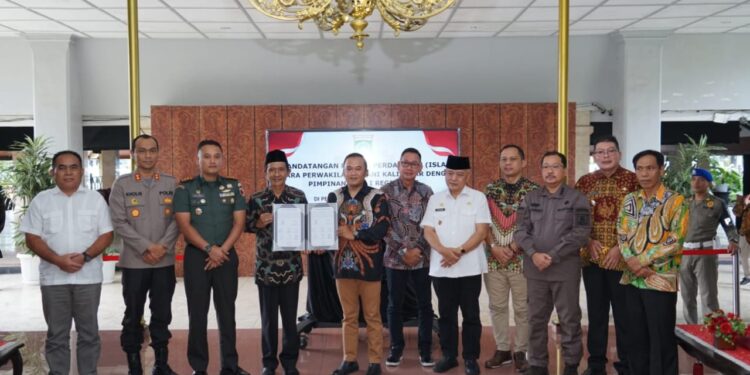 Bupati Malang, Sanusi hadiri penandatanganan piagam perdamaian antara perwakilan petani dengan pihak PTPN I Regional 5 di Pendopo Kabupaten Malang, hari Kamis (4/4/2024)/Foto: Dok. Pemkab Malang