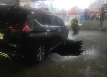 Insiden tanah ambles di depan Alfamart Sutoyo Kota Malang mengakibatkan satu mobil terperosok ke dalam lubang /Foto: Istimewa