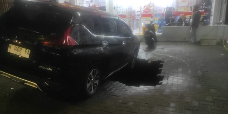 Insiden tanah ambles di depan Alfamart Sutoyo Kota Malang mengakibatkan satu mobil terperosok ke dalam lubang /Foto: Istimewa