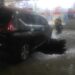 Insiden tanah ambles di depan Alfamart Sutoyo Kota Malang mengakibatkan satu mobil terperosok ke dalam lubang /Foto: Istimewa
