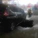 Insiden tanah ambles di depan Alfamart Sutoyo Kota Malang mengakibatkan satu mobil terperosok ke dalam lubang /Foto: Istimewa