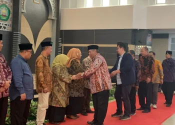 Jajaran yayasan, rektorat, fakultas hingga mitra mengikuti halal bihalal dengan saling bersalam-salaman. Foto / Feni Yusnia