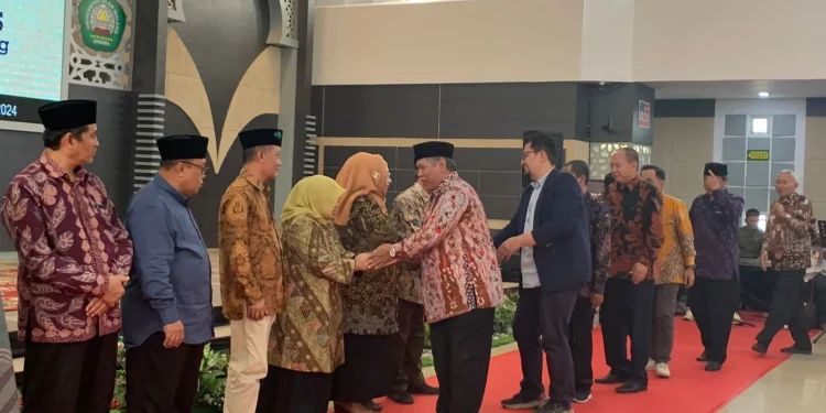 Jajaran yayasan, rektorat, fakultas hingga mitra mengikuti halal bihalal dengan saling bersalam-salaman. Foto / Feni Yusnia