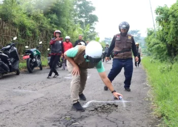 Pj Wali Kota Batu, Aries Agung, Paewai menandai jalur berlubang di jalur alternatif Kota Batu untuk segera ditambal. Foto: Prokopim KWB