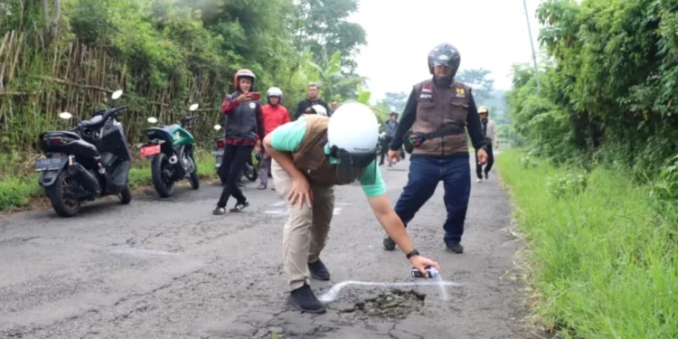 Pj Wali Kota Batu, Aries Agung, Paewai menandai jalur berlubang di jalur alternatif Kota Batu untuk segera ditambal. Foto: Prokopim KWB