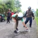 Pj Wali Kota Batu, Aries Agung, Paewai menandai jalur berlubang di jalur alternatif Kota Batu untuk segera ditambal. Foto: Prokopim KWB