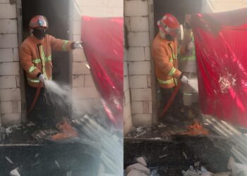 Petugas melalukan pembasahan di lokasi kebakaran di Lawang, Kabupaten Malang. Foto: Damkar Kabupaten Malang