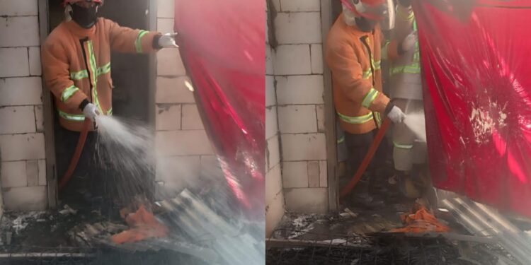 Petugas melalukan pembasahan di lokasi kebakaran di Lawang, Kabupaten Malang. Foto: Damkar Kabupaten Malang