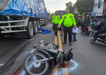 Petugas melakukan olah TKP kecelakaan maut di Jalan Kolonel Sugiono, Kota Malang. Dalam kejadian itu warga Mergosono tewas terlindas. (Foto/Satlantas Polresta Malang Kota)