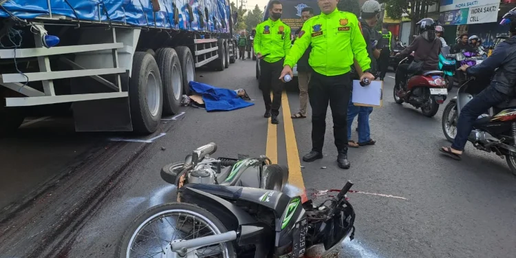 Petugas melakukan olah TKP kecelakaan maut di Jalan Kolonel Sugiono, Kota Malang. Dalam kejadian itu warga Mergosono tewas terlindas. (Foto/Satlantas Polresta Malang Kota)