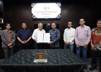 Pj Wali Kota Batu Aries Agung Paewai saat menerima PSU dari 3 pengembang senilai Rp980 miliar. Foto: Prokopim KWB