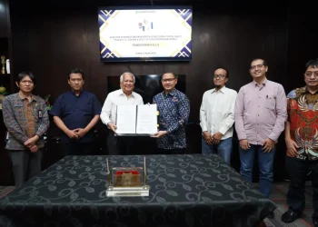 Pj Wali Kota Batu Aries Agung Paewai saat menerima PSU dari 3 pengembang senilai Rp980 miliar. Foto: Prokopim KWB