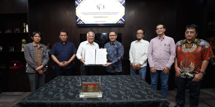 Pj Wali Kota Batu Aries Agung Paewai saat menerima PSU dari 3 pengembang senilai Rp980 miliar. Foto: Prokopim KWB