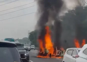 Insiden kecelakaan maut terjadi di Jalan Tol Jakarta-Cikampek KM 58, Senin (8/4/2024) pagi /Foto: Tangkapan layar akun media sosial X, @aryprasetyo85