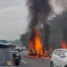 Insiden kecelakaan maut terjadi di Jalan Tol Jakarta-Cikampek KM 58, Senin (8/4/2024) pagi /Foto: Tangkapan layar akun media sosial X, @aryprasetyo85