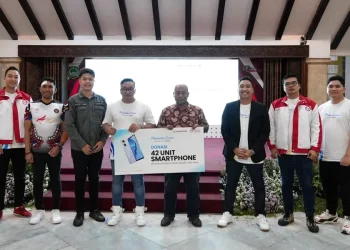 Penyaluran bantuan donasi konektivitas oleh Moonton kepada para pelajar untuk memajukan ekosistem gim e-sport di pelosok desa. Foto: Istimewa