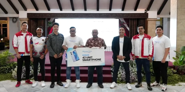 Penyaluran bantuan donasi konektivitas oleh Moonton kepada para pelajar untuk memajukan ekosistem gim e-sport di pelosok desa. Foto: Istimewa