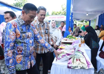 Pj Wali Kota Malang Wahyu Hidayat buka Gerakan Pangan Murah di Kantor Kecamatan Blimbing. Foto / dok