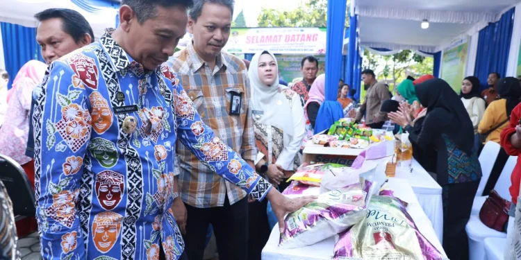 Pj Wali Kota Malang Wahyu Hidayat buka Gerakan Pangan Murah di Kantor Kecamatan Blimbing. Foto / dok