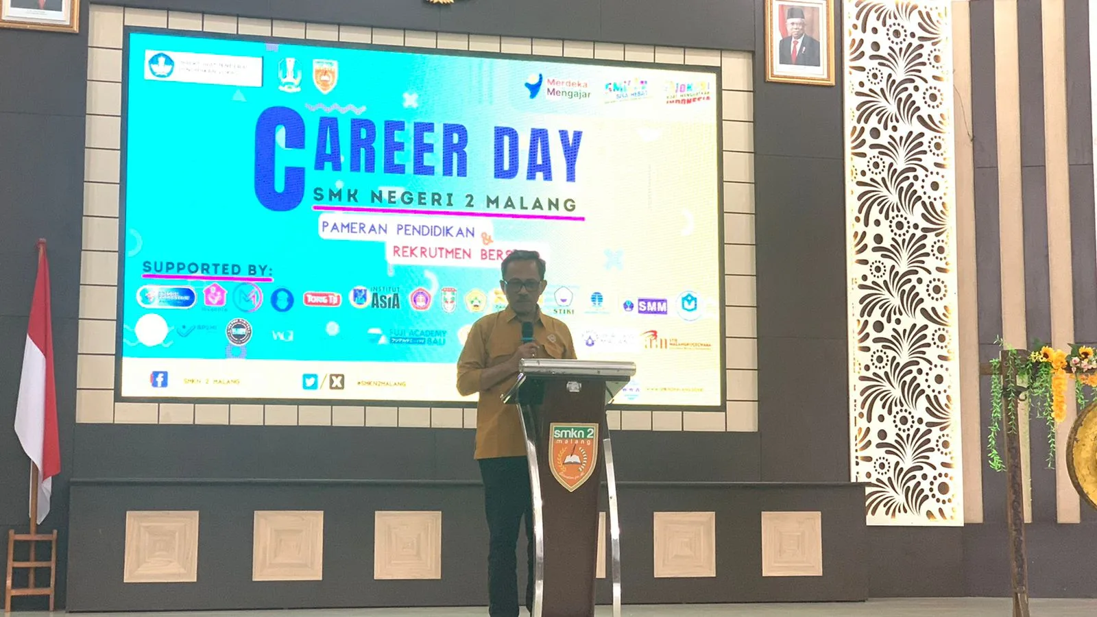 Kepala Sekolah SMK Negeri 2 Kota Malang, Dr Drs Hari Mulyono MT saat memberikan sambutan. Foto / Feni Yusnia