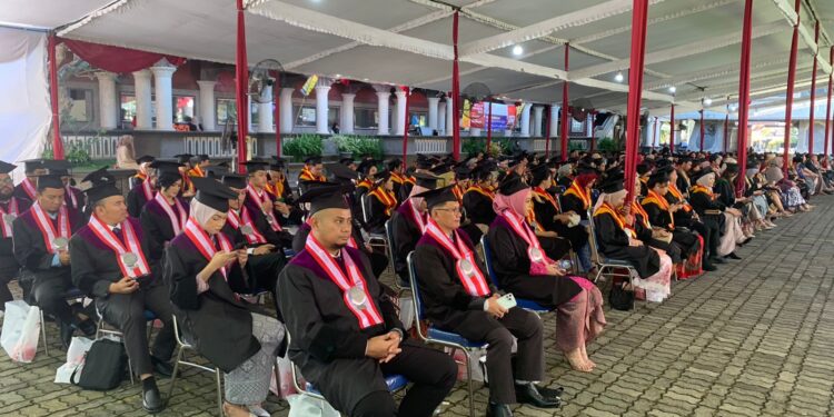 Antusias pesert wisuda STIE Malangkucecwara di rapat terbuka senat wisuda semester Gasal 2023/2024. Foto / Feni Yusnia