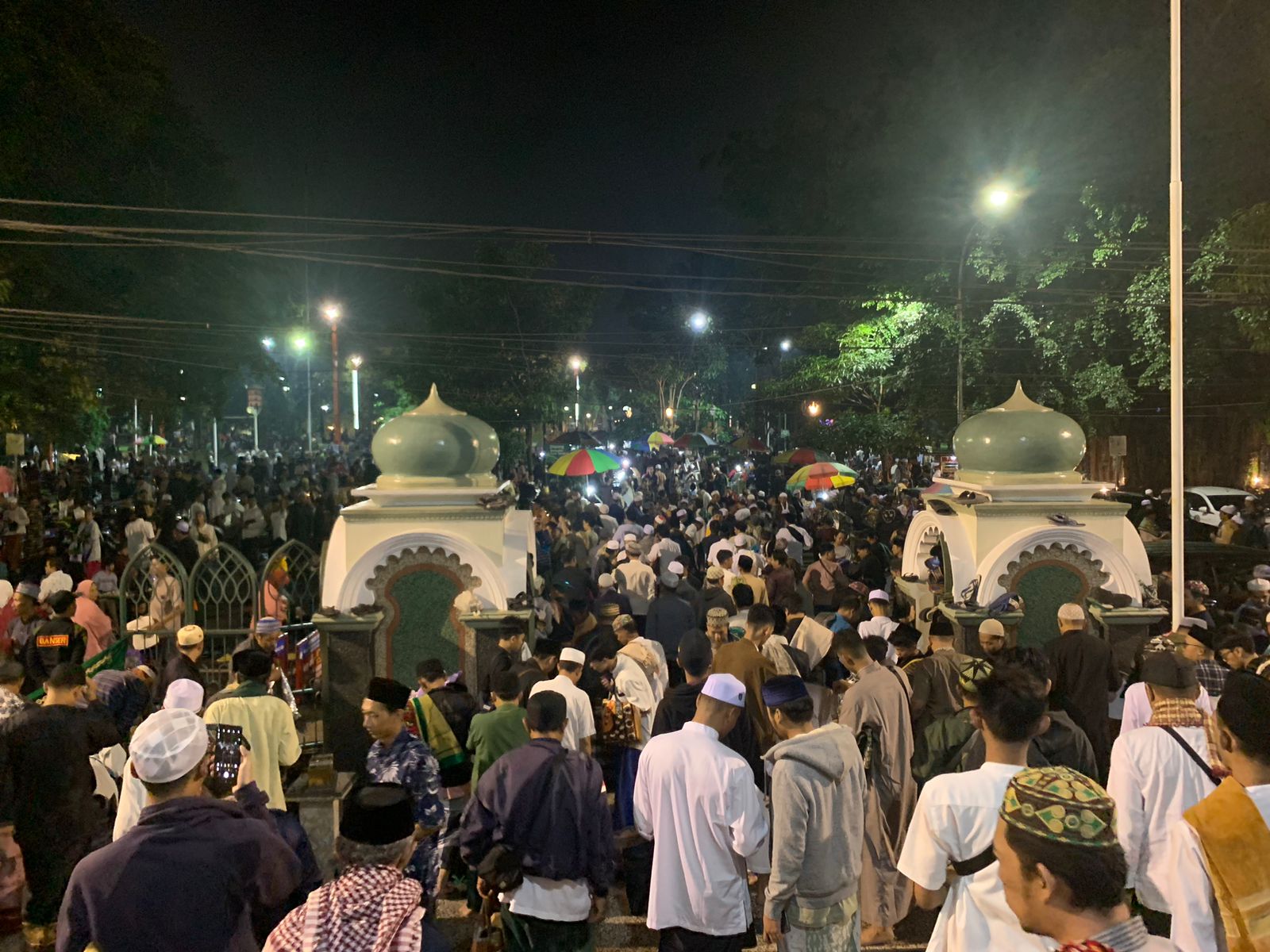 Suasana Masjid Jami Agung Kota Malang pasa Selasa malam (2/4/2024). Foto/Irham Thoriq