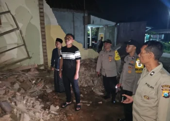 Petugas kepolisan saat memeriksa lokasi kejadian. Foto: Polsek Poncokusumo